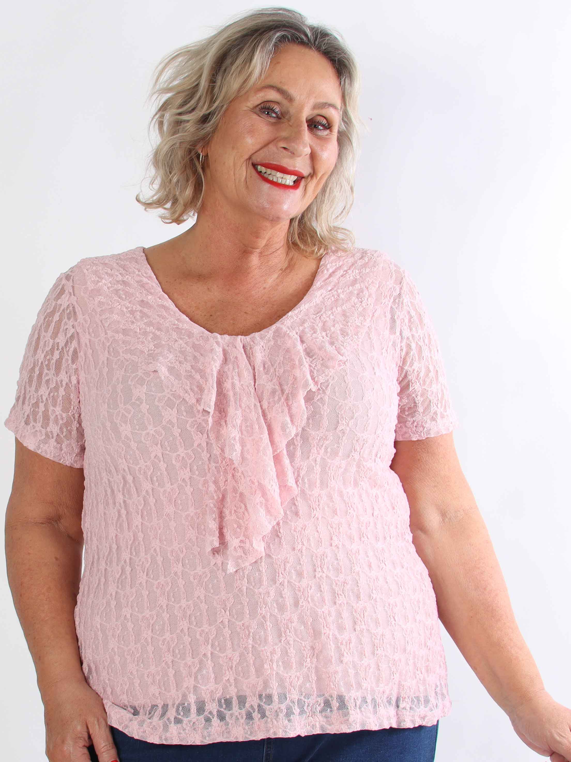 Ventura - Sød plus size tunika i blød elastisk blonde med fin flæsekant